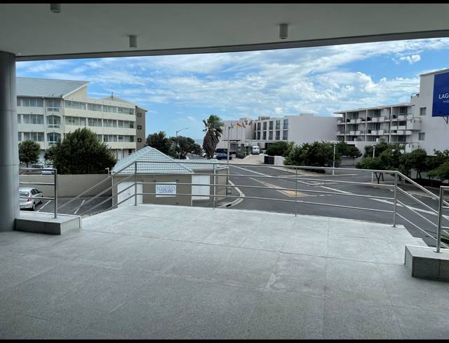 840M² BUILDING TO LET IN LAGOON BEACH